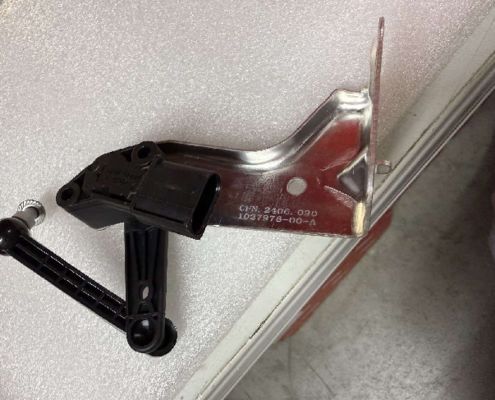 テスラ モデルS/X フロント右エアサスペンションセンサー 1044941-00-B 11x10x5cm